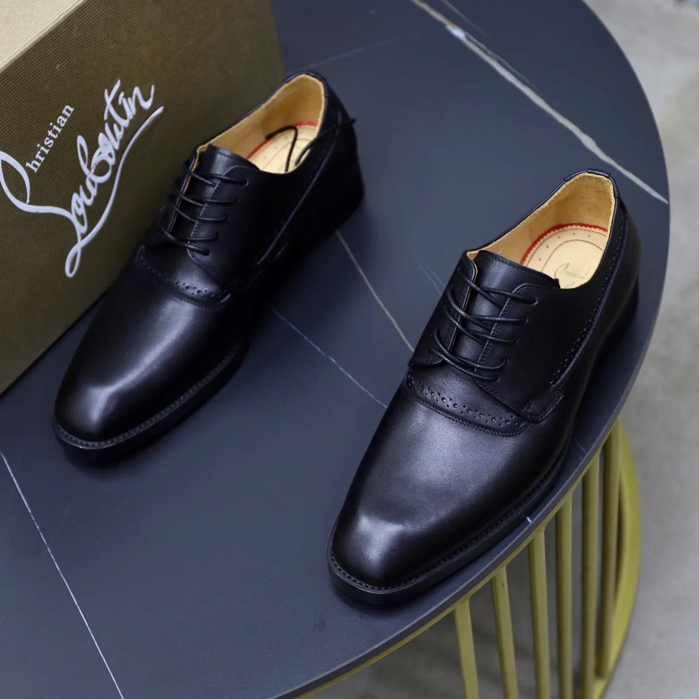 Ex-factory price: 620💰Christia*.Loubouti*🆑High-end men’s business formal leather shoes | Classic red sole shoes | Original imported first-layer cowhide | Water-dyed cowhide lining | Italian imported red rubber outsole | High-end luxury | Perfect interpretation of fashion, sunshine, style, suitable for various occasions Size: 39-44 (38.45 custom-made)